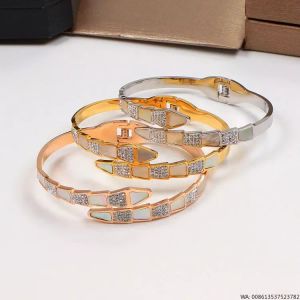 Hot Sale 2023 Ny designer Röd med skal och Snake Bone Nail Bangle -mode kan öppnas titanstålarmband Femininity likgiltighet Personlighetsmycken