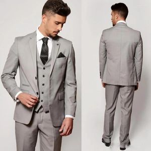 Abiti da uomo Grigio chiaro Tre pezzi Uomo Matrimonio Custom Made Cappotto Gilet Pantalone Disegni Smoking dello sposo Giacca formale da lavoro a due bottoni