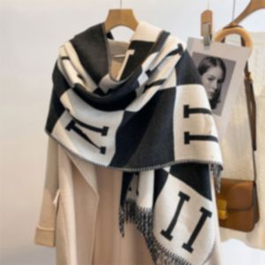 ソフトデザイナースカーフecharpe豪華なスカーフデザイナーウール冬のスカーフ100％カシミア女性暖かい秋と冬の両面スカーフブランケットショール