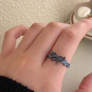 Wykwintny niebieski pierścionek motyla dla kobiet w 2023 Nowy styl, mały i unikalny, lekki luksus, wysokiej jakości i zimny otwór na wiatr