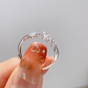 Wysokiej jakości nowy pierścień liści płatków dla kobiet w srebrnym srebrnym 925, minimalistyczny design, wysokiej klasy biżuteria z pierścienia kulinarnego