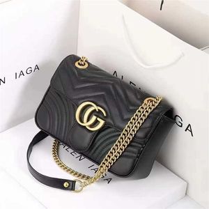 Fysisk artikel med 2023 New Diamond Love Stripe Single Shoulder Diagonal Cross Chain Women's Bag Model 7569