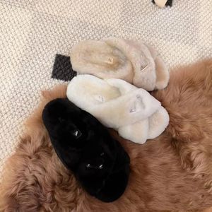 New Woman's Fur Slippers Fuzzy Sandals Metal Triangle Inomhus Slides Luxury Designer Slipper Fluffy Winter Casual Sandaler Teddy Bear Flat Outdoors Shoes House Slide