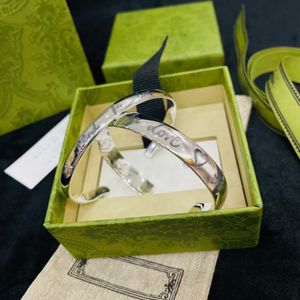 Charme de luxo feminino jóias pulseira de prata simples e requintado amor impressão infinita abertura design moda versátil designer elegante e nobre senhora pulseira