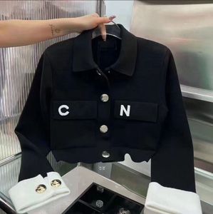디자이너 C 고품질 라펠 폴로 가디건 여성 재킷 패션 메탈 이중 C 로고 버튼 큰 포켓 블랙 흰색 두 색 가디건 자켓