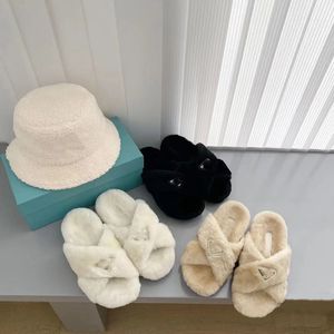 Lyxdesigner casual skor kvinnor teddy fluffy päls tofflor gummisula cross spets metall triangel sandaler glider klassisk fårskinn svart vit khaki lady tofflor