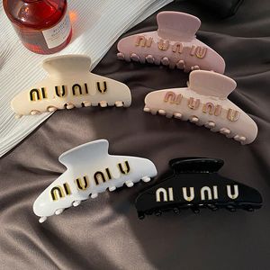 Designer Letter Metal Hair Clamps Black White Vintage Style Large Size Shark Hair Clip High Sense Girl Hair Jewelry Classic Love Gift Luxury Hairpin