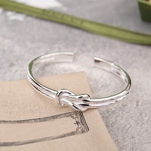 Luxus-Charm-Damen-Schmuck-Silber-Armband, schlicht, wunderschöne Öffnung, doppellagig, Knoten-Design, modisches und elegantes Designer-Armband, edles, elegantes Damen-Armband