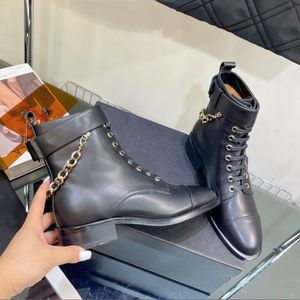 أحذية العلامة التجارية المصممة مقترنة بالسلاسل والأحذية الأناقة والأناقة في أحذية قاع مسطحة مع نعل نعل أسود أنيق مناسب للنساء