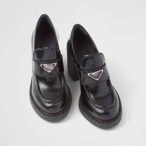 Mocassini con tacco alto da donna firmati scarpe triangolo Allacciatura e fibbia casual da lavoro da donna con tacco alto Scarpe con tacco spesso in pelle con plateau nero