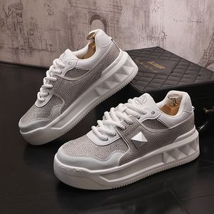 2023 NOWOŚĆ MEN BUTY Outdoor Casual Sneakers Buty Rhinestone Board Men Fashion Derkin Sports Buty duże rozmia