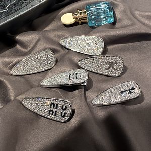 Nya Shiny Diamond Letter Hårklipp Fashion Style Girl Hår smycken Högkvalitativ Nya kärlek Gift Hår Barrettes med korrekt logotyp French Boutique Hairpin