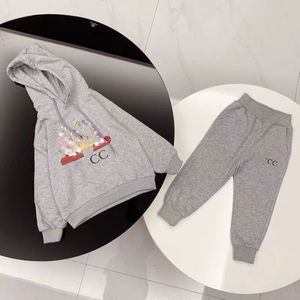 Set di abbigliamento classico per bambini per bambini Designer Set per bambini girocollo Set di cartoni animati con stampa di lettere Maglione con cappuccio invernale Pantaloni Abbigliamento