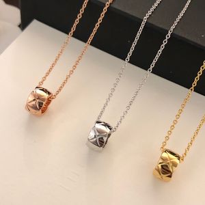 Luxury Charm Women Jewelry Gold Necklace Simple Three Color Classic Diamond Mönster Justerbar kedjedesign Fashion och Noble Designer Elegant Lady Pendant