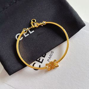 Designer armband designer armband för kvinnor charms guld armband mode temperament premium färglös trendig semester souvenir gåva