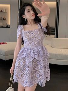 Podstawowe sukienki swobodne Nowe modne fioletowe koronkowe puste sznurka na letnią sukienkę dla kobiet kwadratowy szyję elegancka luksusowa sukienka startowa odzież 2024