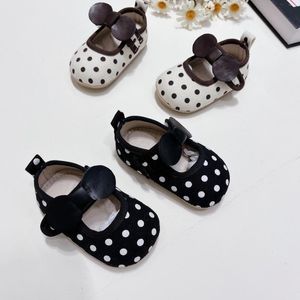 İlk Yürüyüşçüler Kız Bebek Ayakkabı Yürüteç Bohemian Sandalet Toddler Prenses kaymaz Bow Black Beyaz Polka Dotlar Doğdu
