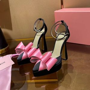 MachMach Sandálias de salto alto para mulheres Mach Satin Fashion Bow Dress Shoes Cristal Embelezado Strass Sapato de noite Stiletto Heel Ankle Strap Designers