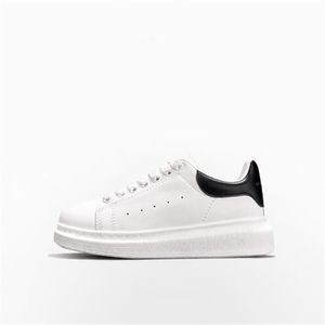 Män kvinnor designer casual skor vit svart rosa blå grön röd kalv läder snörning sneaker överdimensionerad gummisula tränare platt plattform sneakers med låda