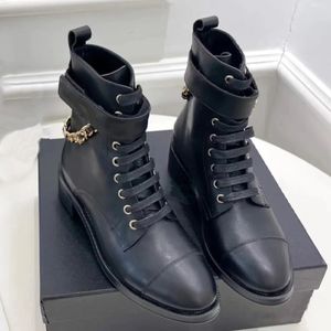 Markenstiefel, Designerstiefel gepaart mit Ketten und modischen und vielseitigen Stiefeln, die Eleganz und Luxus für schwarze Frauen präsentieren