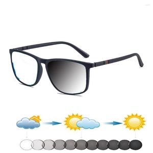 Solglasögon TR90 Temple Alloy Square Fashion Frame Bekväma näskuddar pochromiska grå läsglasögon 0,75 till 4