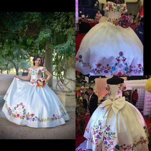 Vit satin broderad quinceanera klänningar mexikanska tema vestidos de novia off the axel bow korsett baksåt 15 klänning prom b335g