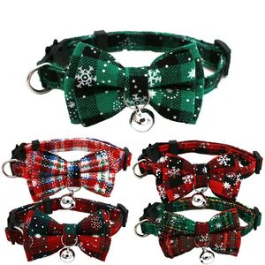 Hundhalsar Leashes Christmas Bowknot Cat liten krage med Bell Plaid Snowflake Justerbar Breakaway Pet Puppy Kitten Buckle Necklace 230928