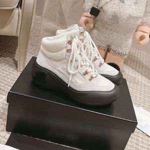 Scarpe sportive casual da tennis con suola spessa da donna Scarpe sportive casual con pan di Spagna ricamate retrò abbinate ai colori con tacco alto Scarpe da ginnastica con scatola