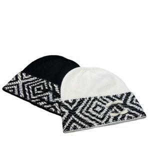 Klasik Tasarımcı Sonbahar Kış 2 Style Beanie Hats Erkek ve Kadınlar Siyah Beyaz Moda Marka Çift Mektup C Evrensel Örme Kapak Sonbahar Yün Açık Sıcak Kafatası Kapakları