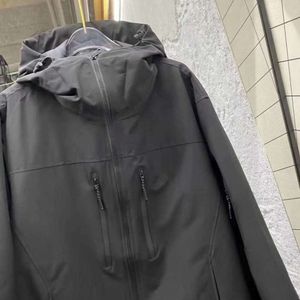 Chłopcy Hardshell Kurtka Nowa łuk Atom LT Hood's Men's Jackets Coats Lightweightss Miękka ściśliwowa odzież placu piszczarnia do podróży i sportu na świeżym powietrzu