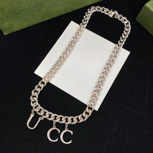 Collana con ciondolo progettata dal designer Collana con atmosfera con diamante singolo alla moda Confezione regalo di qualità per gioielli da donna