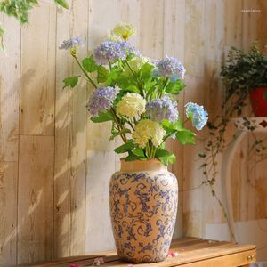 花瓶青と白の磁器のヴィンテージの花は古いセラミック創造的なデカールアイスクラック水耕栽培の花のアレンジメントをします