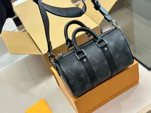 10 -talsdesigner crossover väska unisex topp kvinnors handväska primär metall makeup väska och handväska handväska lyxig fast färg tygväska