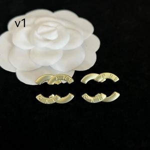 Orecchini pendenti con cuore in cristallo di marca di lusso Orecchini con lettera in nastro 925 Gioielli di design Orecchini in oro 18 carati Regali d'amore con logo corretto Orecchini con perno da donna affascinante