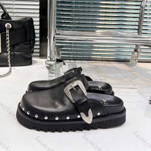 Toga da donna di design moda fondo spesso di lusso con fibbie rivetti pezzi di metallo punk vento sandali piatti neri seghettati casual avvolgenti mezze pantofole 35-40YH