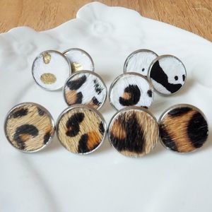 Brincos de pino de couro de leopardo com botão de couro para mulheres