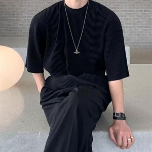 Men's T-Shirts Men Clothing Pleated Stripe T-shirt Short Sleeve Black O-neck Causal Loose Tee Tops For Male Korean Tide 2022 254L