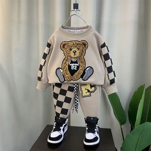 Set di abbigliamento Autunno Abbigliamento per bambini Primavera per ragazzo Ricamo maglione orso camicia Pantaloni 2 pezzi / set Tuta per bambini 2-12 anni 231005