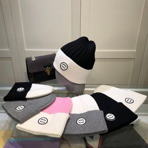 Cappelli invernali Cappello lavorato a maglia Berretto a cuffia Designer Luxury Lettera Cappellini con teschio per uomo Donna 6 modelli Cappuccio caldo opzionale