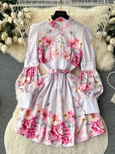 Grundläggande avslappnade klänningar Runway Holiday Flower Mini Dress New Women's Stand Collar Long Lantern Sleeve Floral Print Belt Sweet A Line Vestidos 2024