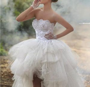 High-Low-Ballkleid-Hochzeitskleider, trägerlos, Perlen, Spitze, Applikation, bauschiger Tüll, kurze Vorderseite, lange Rückseite, Brautkleider, Sommer, Strand, Wedd9557898