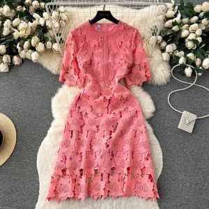 Grundläggande casual klänningar Runway Sweet Elegant Vintage Hollow Out Lace Women's Clothing Fashion Luxury Flower Brodery Dress Robes Femme 2024