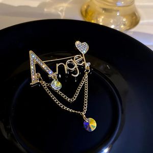 Pimler broşlar moda kraliçe melek broş kadınlar için lüks zirkon kristal gündelik giyim aksesuarları mücevher hediyeleri 231005