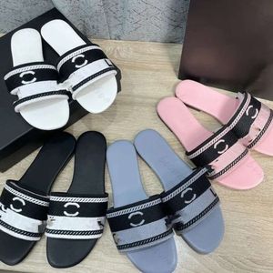 2023 Paris İşlemeli Dazzle Tasarımcı Terlik Kadın Sandalet Yaz Plaj Stripes Sıradan Düz Terlik Sliders Ladies Flip Flops Nakış C Çift Katırlar