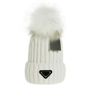 Modedesigner 2023 Autumn and Winter New Sticked Wool Hat Luxury Sticked Hat Officiell webbplats Version 1: 1 Craft Beanie 7 Färger Män kvinnor