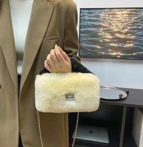 2023 outono/inverno nova cor de contraste quente emendada bolsa feminina portátil de pelúcia, popular online ao vivo, bolsa de pelúcia feminina personalizada cor creme