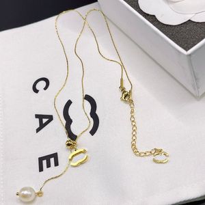 Womnes Collane con ciondolo di perle placcate oro Nuovo regalo di lusso Collana a catena boutique Stile giovanile Gioielli di moda Collana incolore di alta qualità in acciaio inossidabile