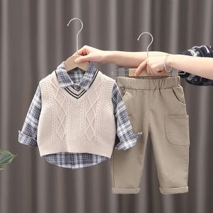 衣類セットは、子供用の男の子のデザイナーの服を編む袖なしのセーターベスト +格子縞のシャツ +パンツトラックスーツ幼児の少年セット衣装230927