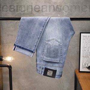 Erkekler Kot Tasarımcı Tasarımcısı 2023 Avrupa Tarzı Yeni Kot Pantolonlar İnce Slim Fit Pantolon Delikli Nakış Kabartmalı Moda İnce Yaz Byls Qmfq