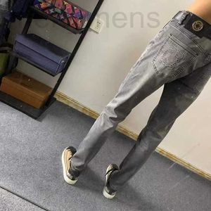 Jeans masculino Designer de estampagem quente Casual jeans preto, versão coreana da marca de outono e de inverno, calças de pernas pequenas, malha de ajuste masculino masculino Red W52y